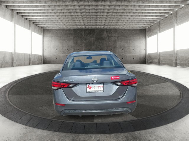 Nissan Sentra Vehicle Full-screen Gallery Image 06