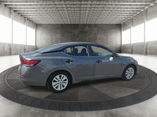 Nissan Sentra Vehicle Full-screen Gallery Image 07