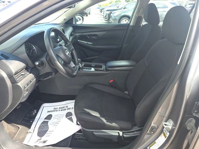 Nissan Sentra Vehicle Full-screen Gallery Image 09