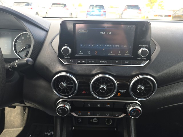 Nissan Sentra Vehicle Full-screen Gallery Image 11