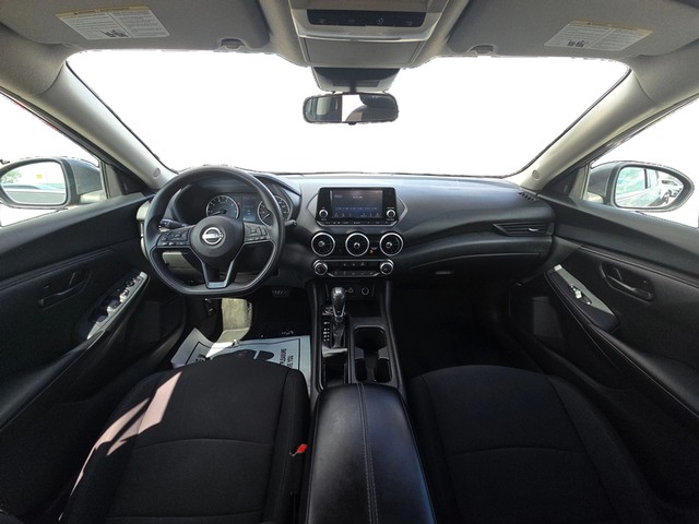 Nissan Sentra Vehicle Full-screen Gallery Image 14