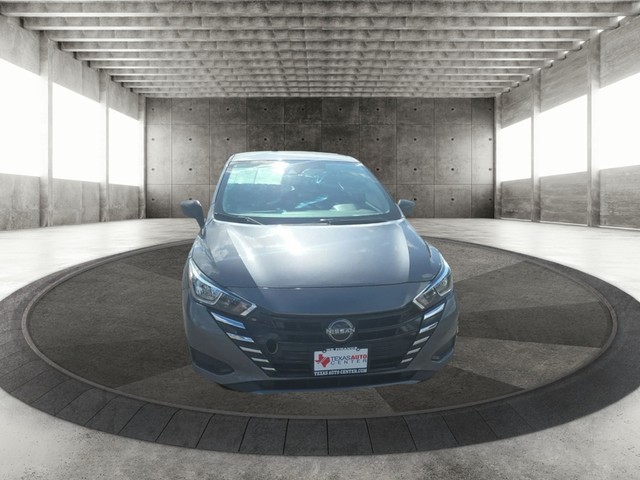 Nissan Versa Vehicle Full-screen Gallery Image 02