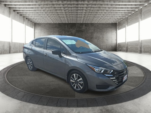 Nissan Versa Vehicle Full-screen Gallery Image 03