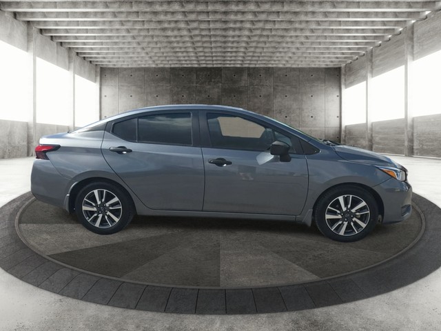 Nissan Versa Vehicle Full-screen Gallery Image 04