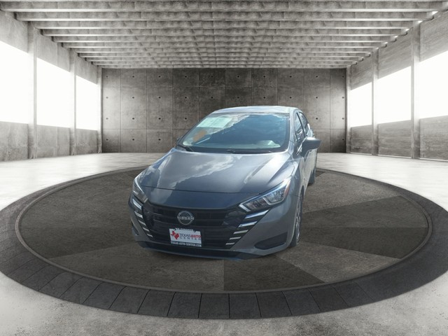Nissan Versa Vehicle Full-screen Gallery Image 05