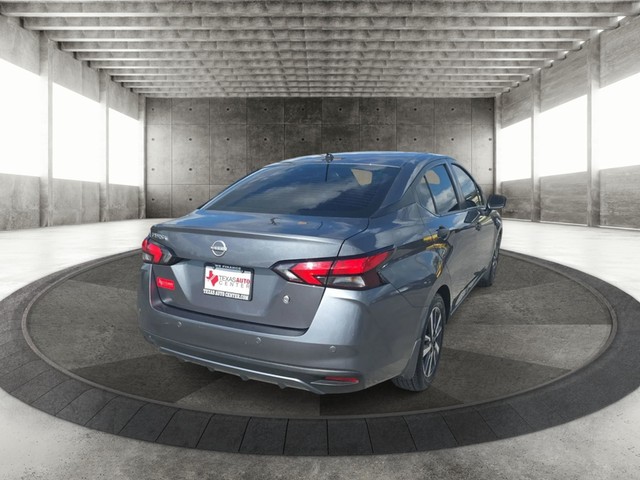 Nissan Versa Vehicle Full-screen Gallery Image 06