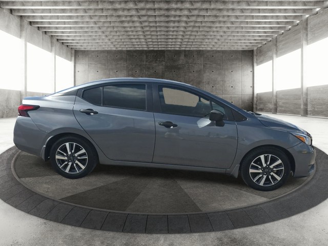Nissan Versa Vehicle Full-screen Gallery Image 07