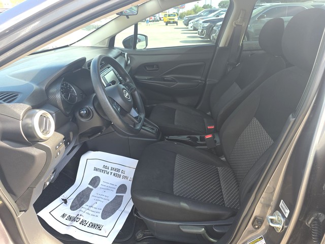 Nissan Versa Vehicle Full-screen Gallery Image 09