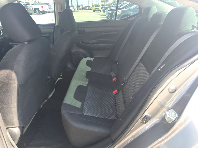 Nissan Versa Vehicle Full-screen Gallery Image 10