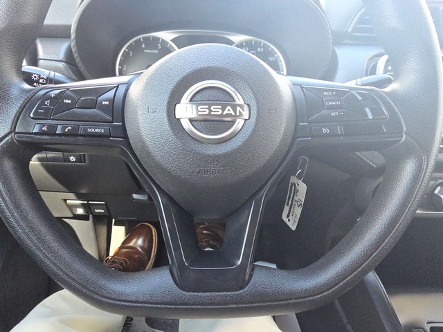 Nissan Versa Vehicle Full-screen Gallery Image 13