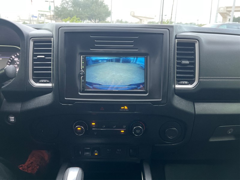 Nissan Frontier Vehicle Full-screen Gallery Image 17