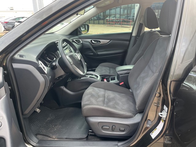 Nissan Rogue Vehicle Full-screen Gallery Image 09