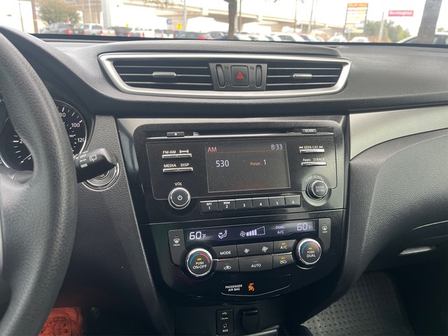 Nissan Rogue Vehicle Full-screen Gallery Image 17