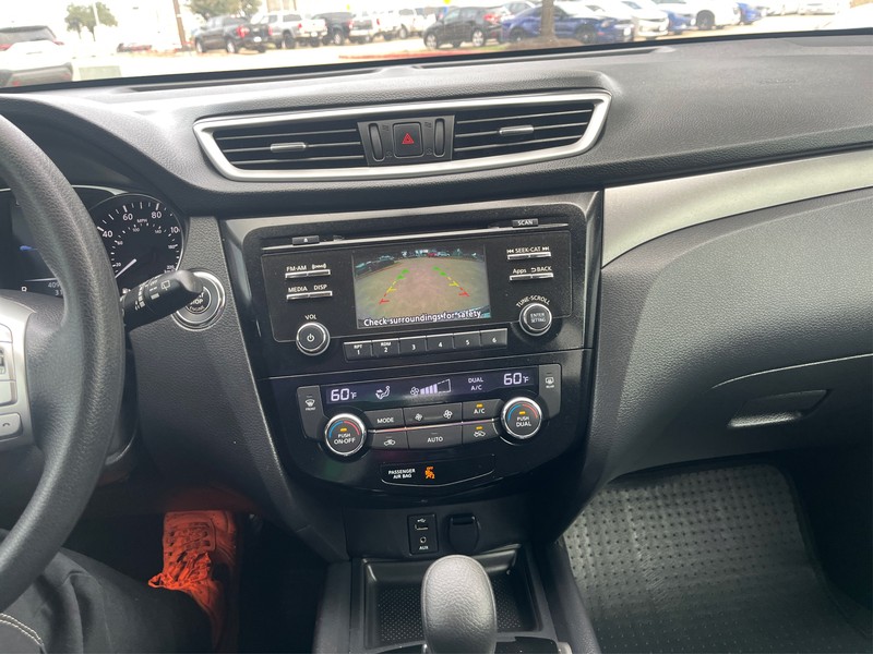 Nissan Rogue Vehicle Full-screen Gallery Image 18
