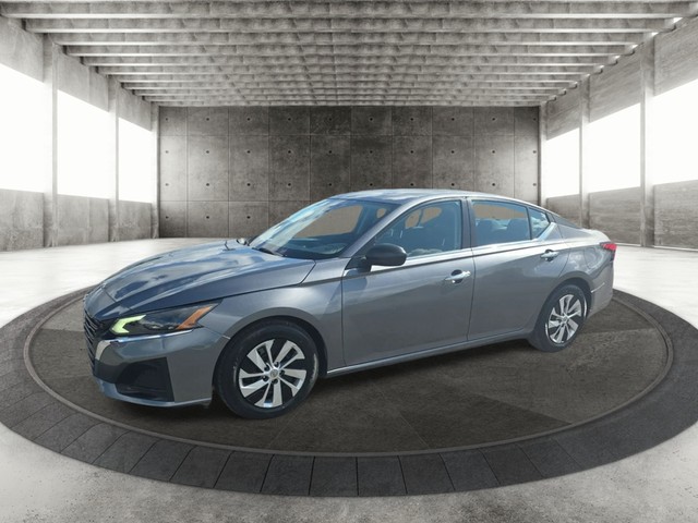 Nissan Altima Vehicle Full-screen Gallery Image 02