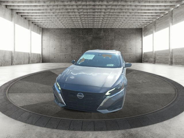 Nissan Altima Vehicle Full-screen Gallery Image 03