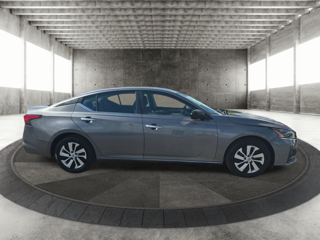 Nissan Altima Vehicle Full-screen Gallery Image 04