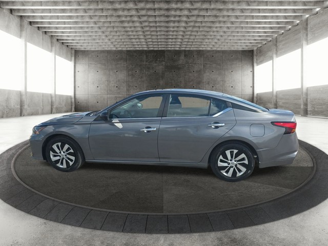 Nissan Altima Vehicle Full-screen Gallery Image 05