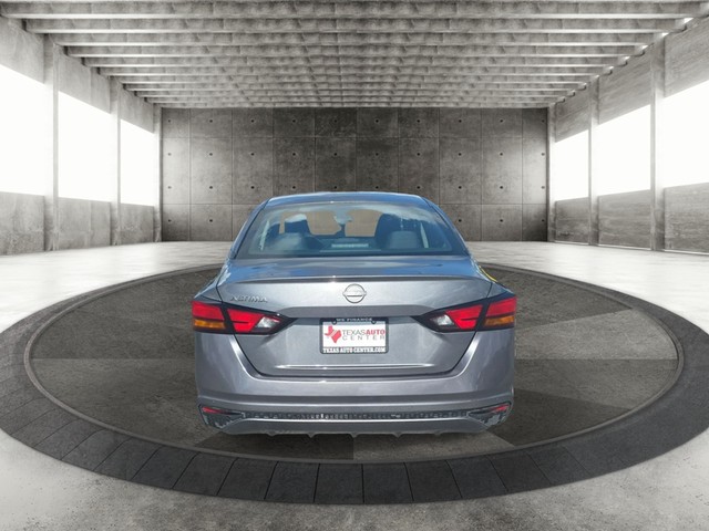 Nissan Altima Vehicle Full-screen Gallery Image 06