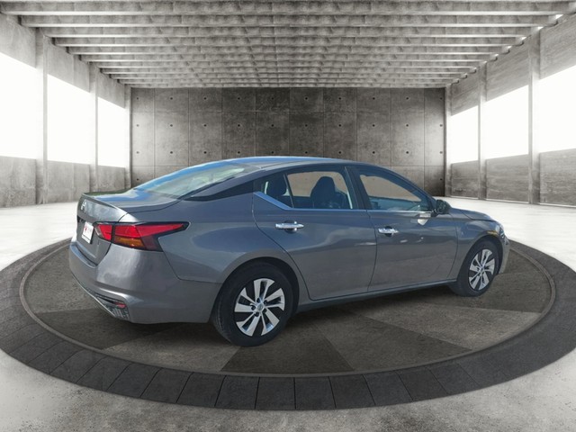 Nissan Altima Vehicle Full-screen Gallery Image 07