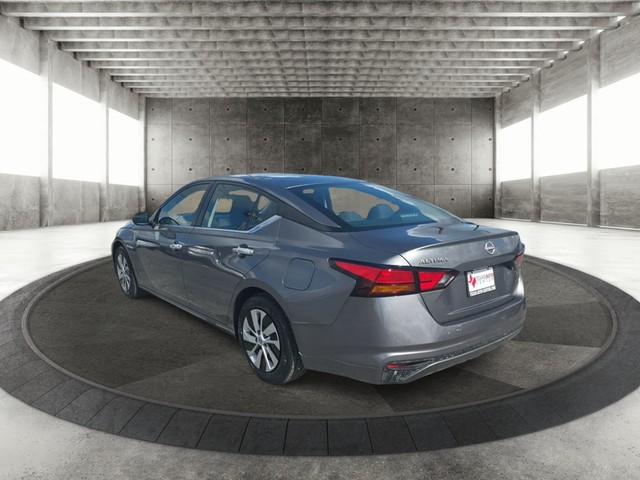 Nissan Altima Vehicle Full-screen Gallery Image 08