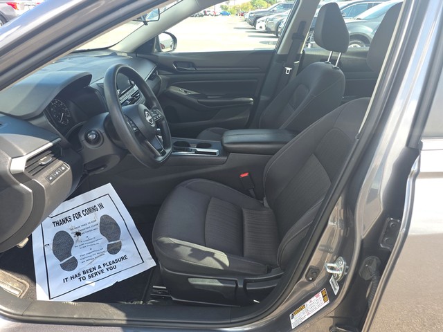 Nissan Altima Vehicle Full-screen Gallery Image 09