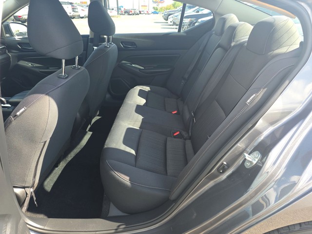 Nissan Altima Vehicle Full-screen Gallery Image 10