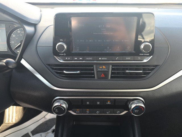 Nissan Altima Vehicle Full-screen Gallery Image 11