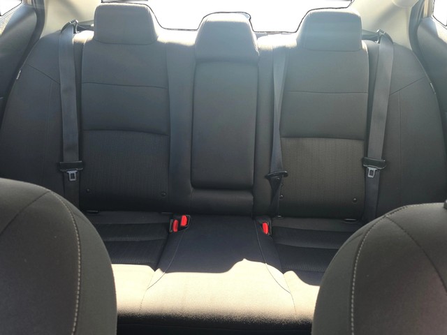 Nissan Altima Vehicle Full-screen Gallery Image 12