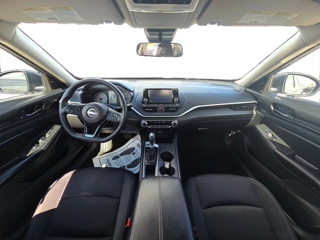 Nissan Altima Vehicle Full-screen Gallery Image 14