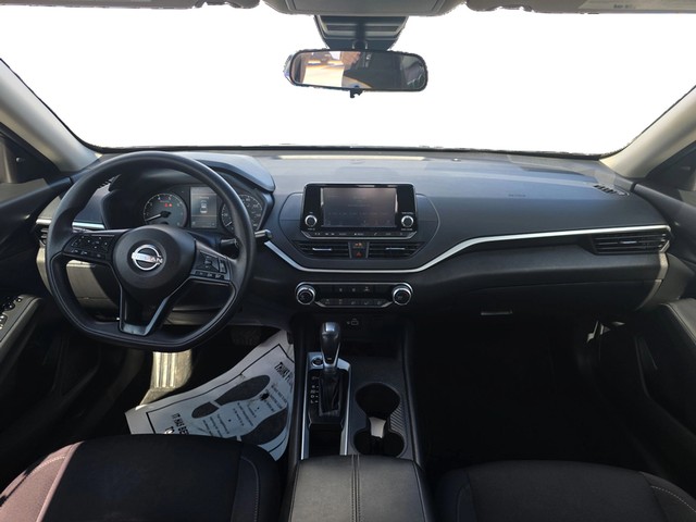 Nissan Altima Vehicle Full-screen Gallery Image 15