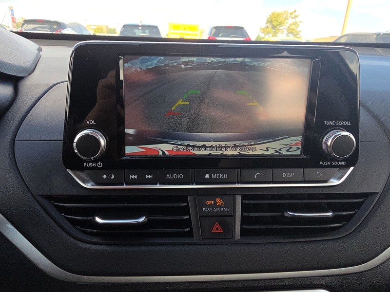 Nissan Altima Vehicle Full-screen Gallery Image 16