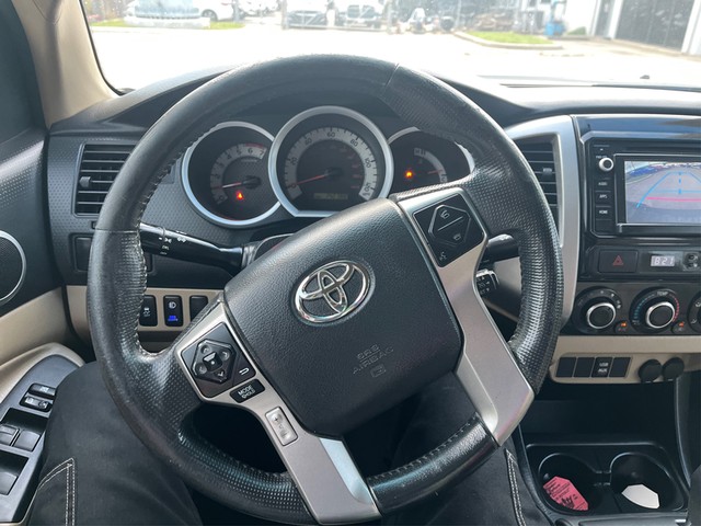 Toyota Tacoma Vehicle Full-screen Gallery Image 12