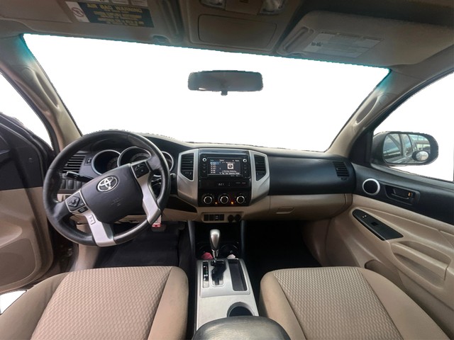 Toyota Tacoma Vehicle Full-screen Gallery Image 14