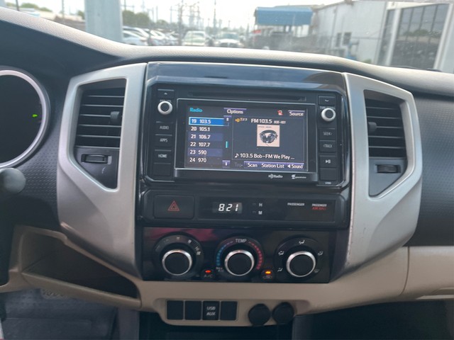 Toyota Tacoma Vehicle Full-screen Gallery Image 15