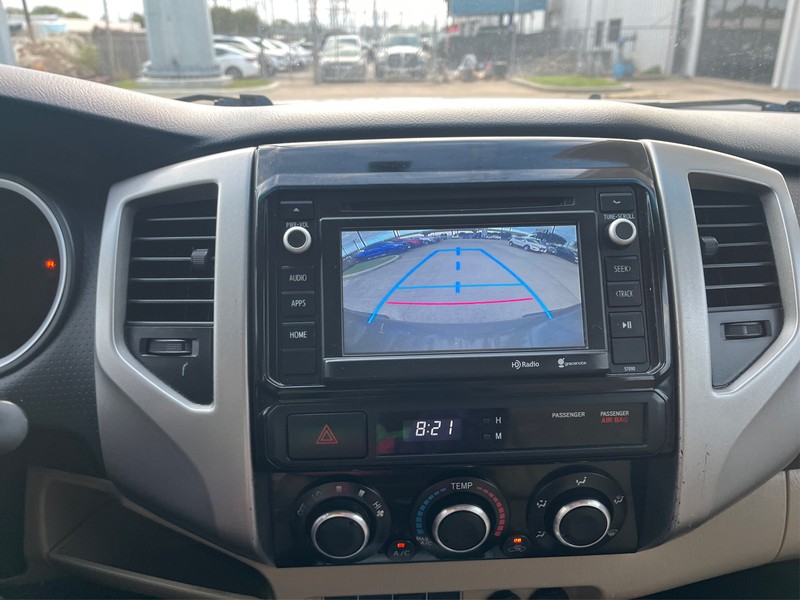 Toyota Tacoma Vehicle Full-screen Gallery Image 16