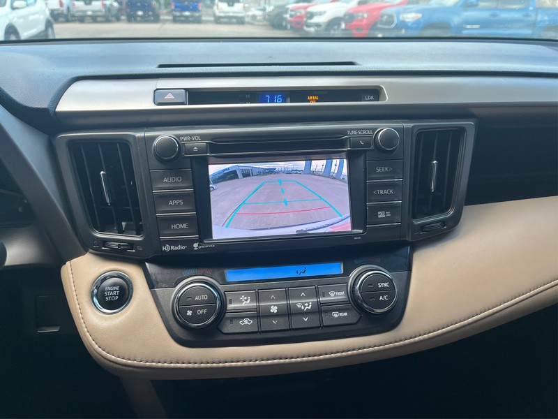 Toyota RAV4 Vehicle Full-screen Gallery Image 17