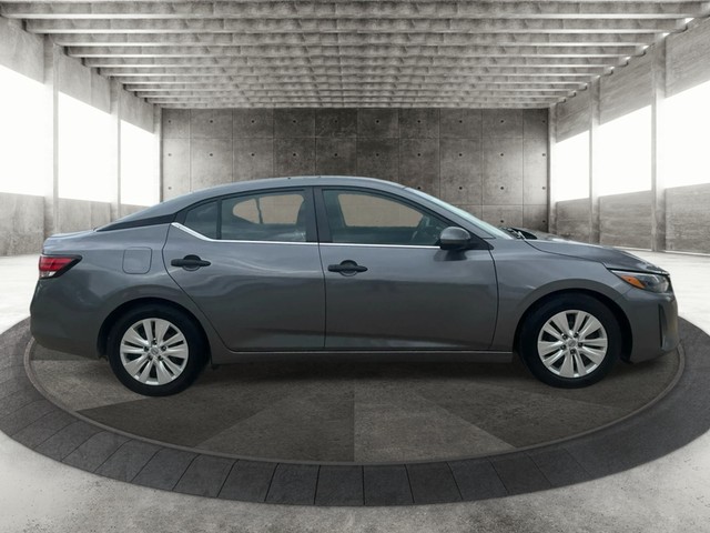 Nissan Sentra Vehicle Full-screen Gallery Image 04