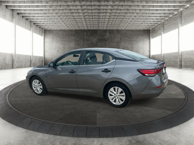 Nissan Sentra Vehicle Full-screen Gallery Image 05