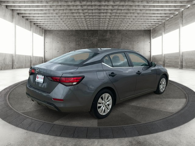 Nissan Sentra Vehicle Full-screen Gallery Image 07