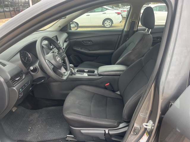 Nissan Sentra Vehicle Full-screen Gallery Image 09