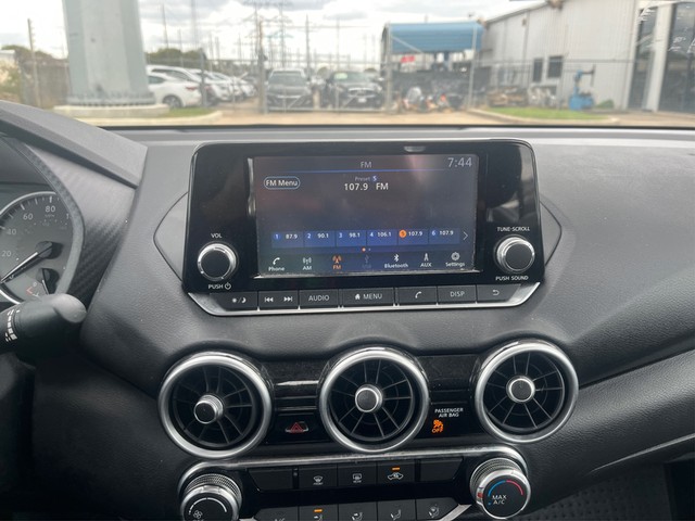 Nissan Sentra Vehicle Full-screen Gallery Image 15