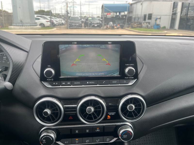 Nissan Sentra Vehicle Full-screen Gallery Image 16