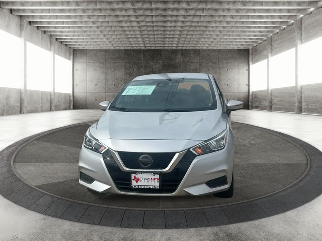 Nissan Versa Vehicle Full-screen Gallery Image 03