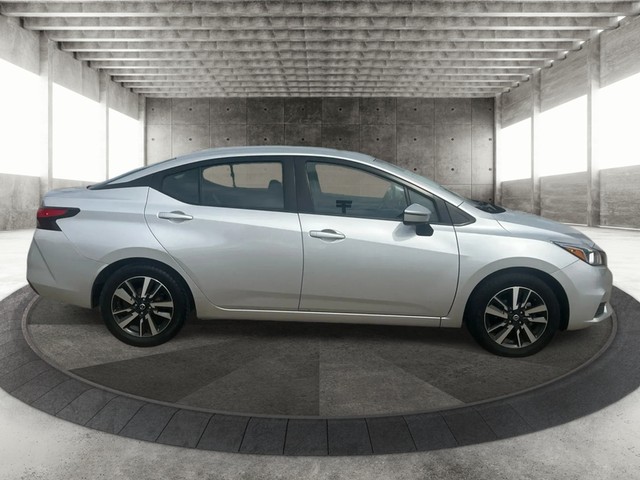 Nissan Versa Vehicle Full-screen Gallery Image 04