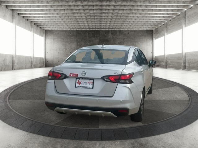 Nissan Versa Vehicle Full-screen Gallery Image 06