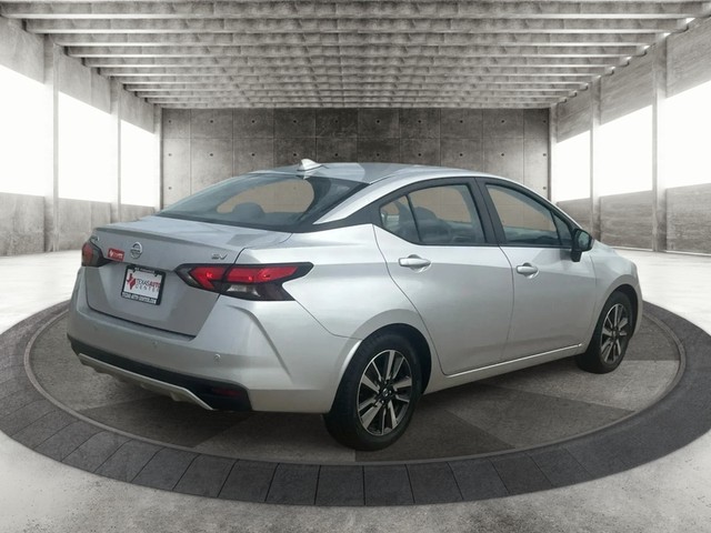 Nissan Versa Vehicle Full-screen Gallery Image 07