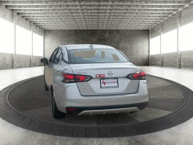 Nissan Versa Vehicle Full-screen Gallery Image 08