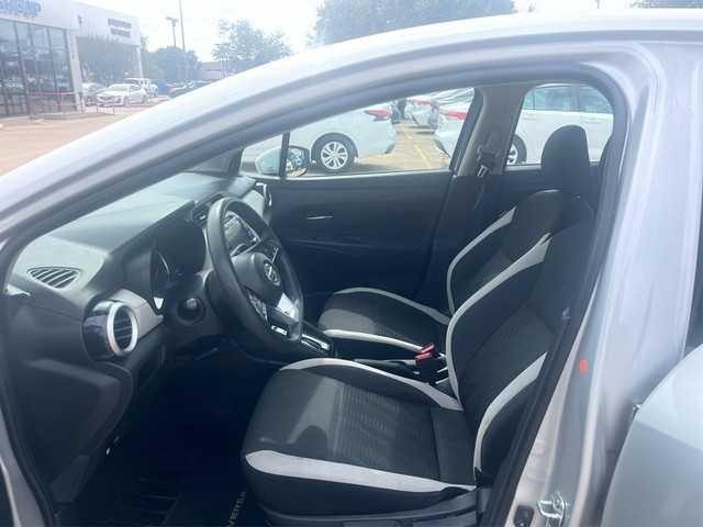 Nissan Versa Vehicle Full-screen Gallery Image 09