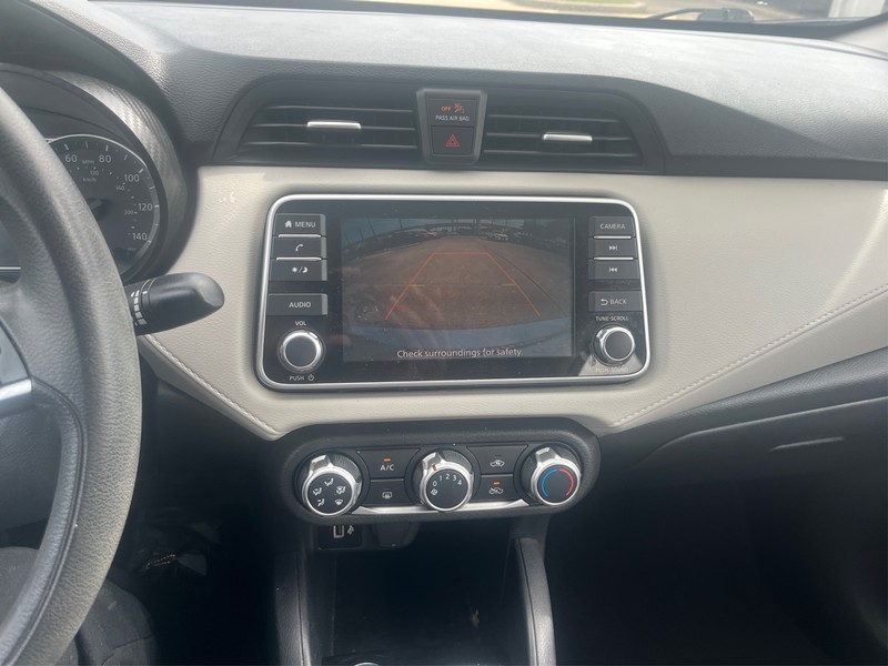 Nissan Versa Vehicle Full-screen Gallery Image 17